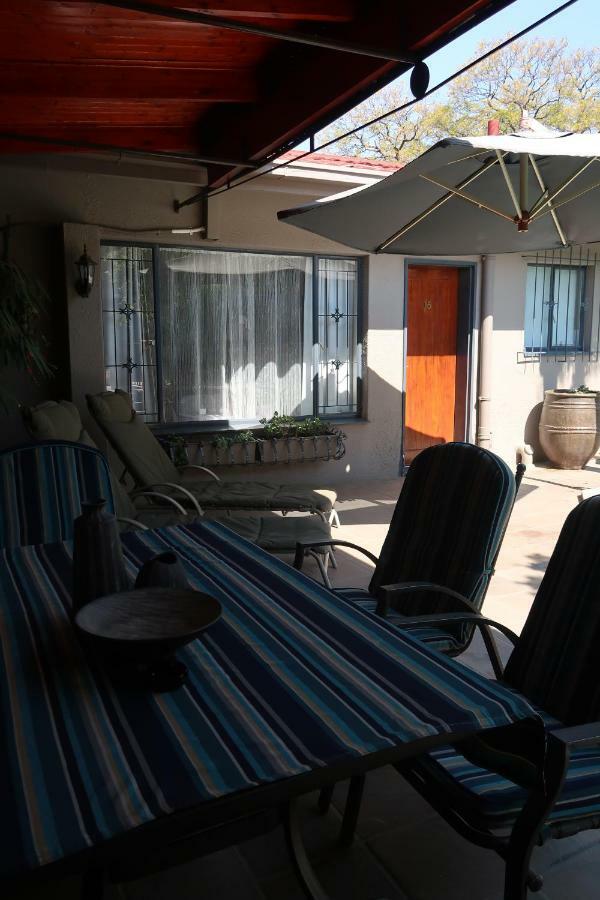 Hotel Pension Etambi Windhuk Zewnętrze zdjęcie
